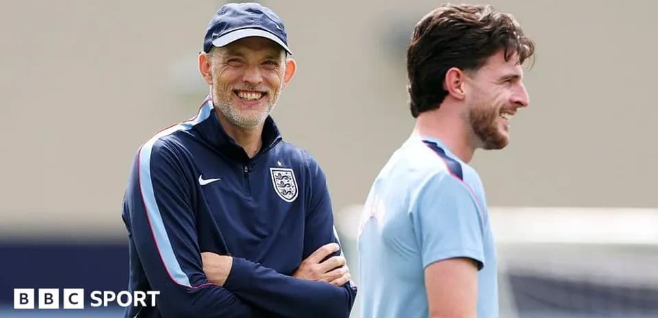 Entrenador y jugador conversando durante la práctica