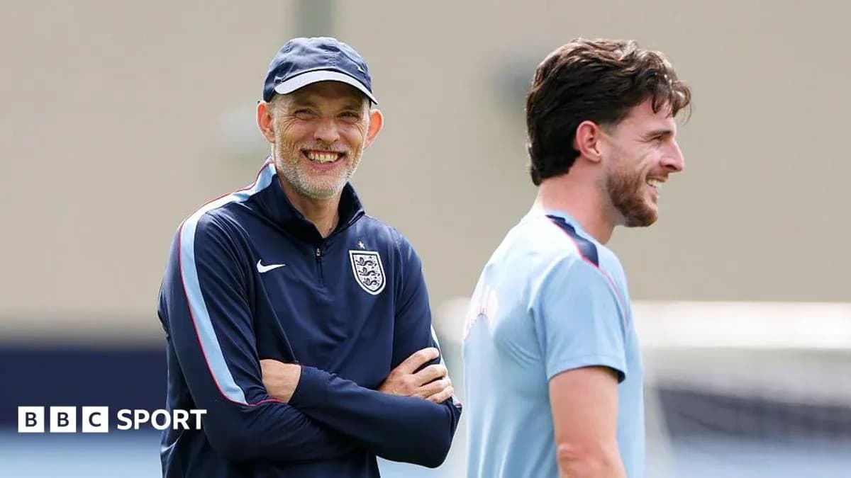 Entrenador y jugador conversando durante la práctica