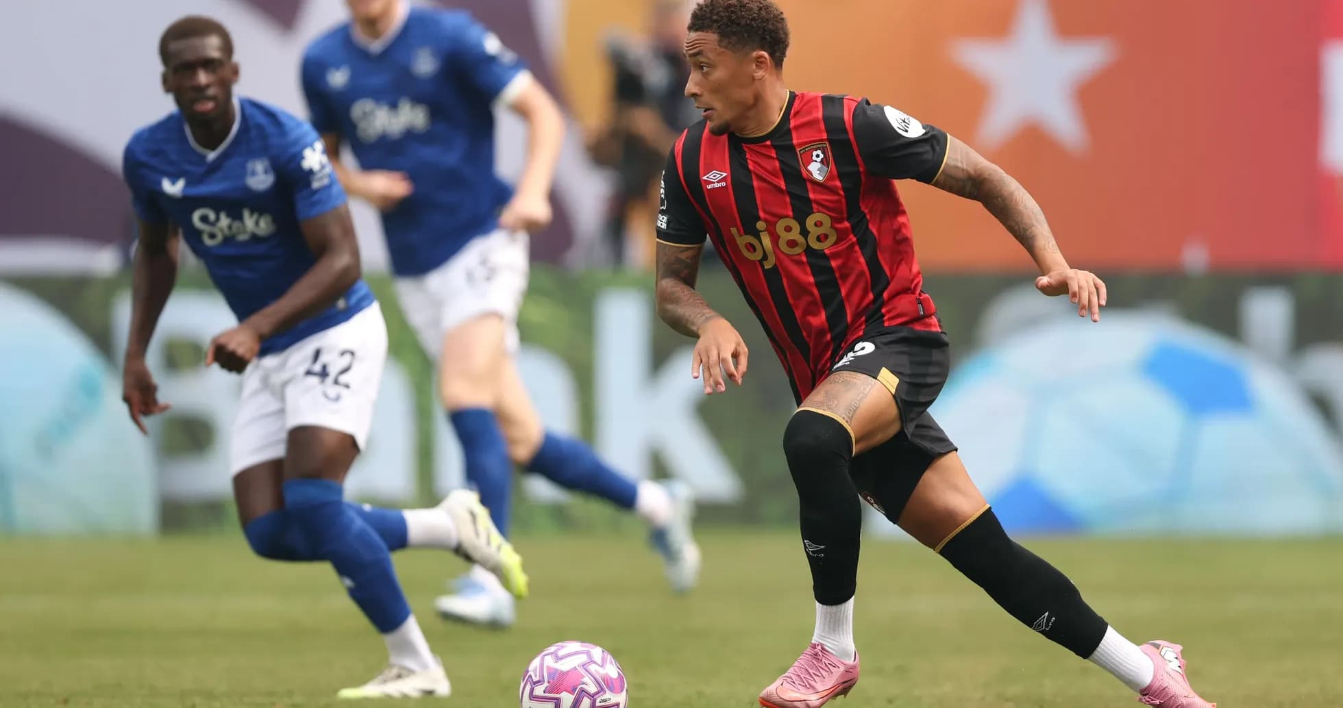 Jugador de Bournemouth driblando ante defensor de Everton