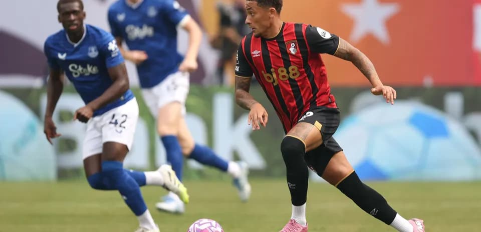 Jugador de Bournemouth driblando ante defensor de Everton