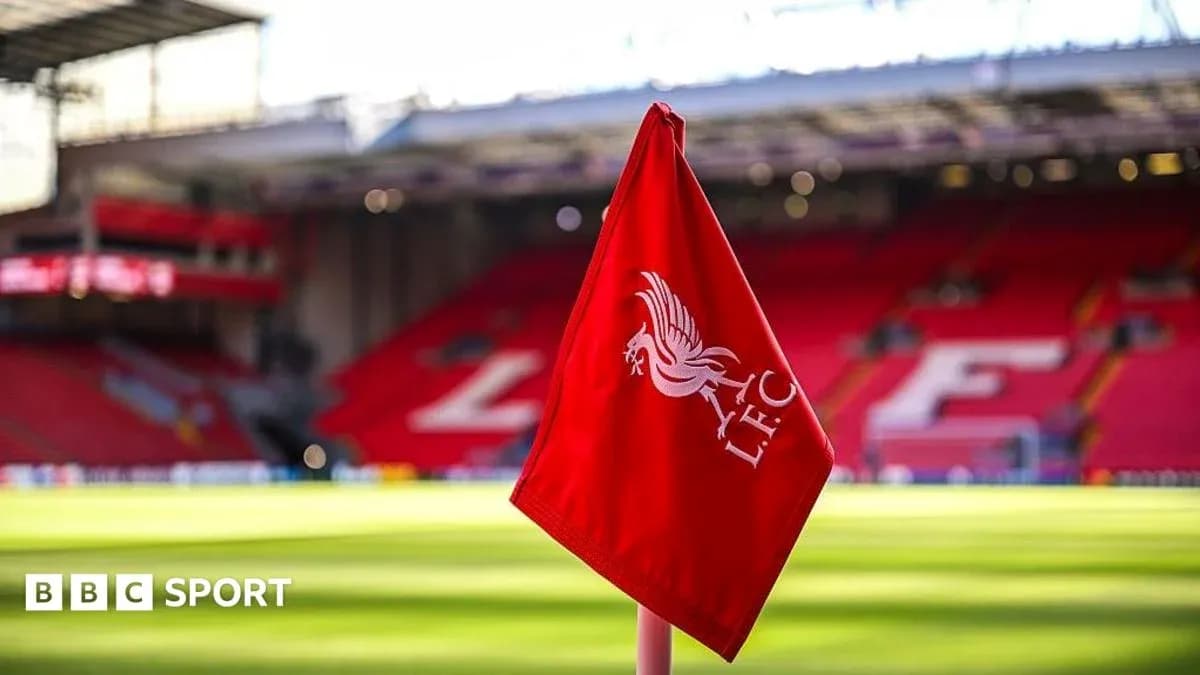 Esquina del campo de Anfield con bandera de Liverpool