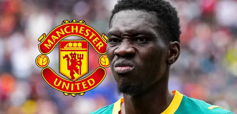 Jugador con camiseta de portero frente al logo de Manchester United