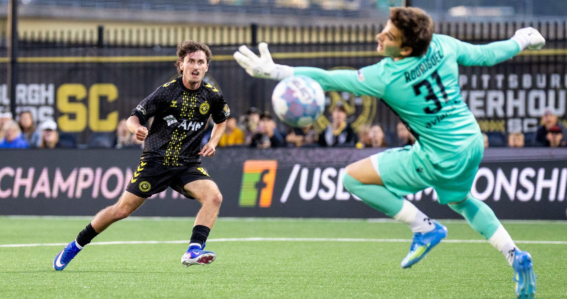 Jugador de Pittsburgh Riverhounds disparando a portería