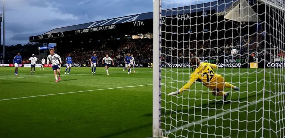 Jugador lanzando un penalti frente al portero