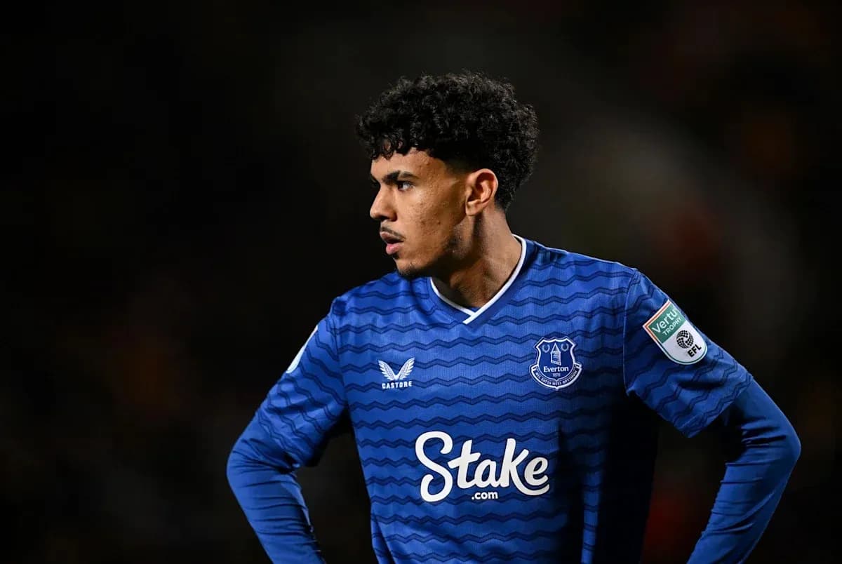Jugador de Everton en uniforme azul durante el partido