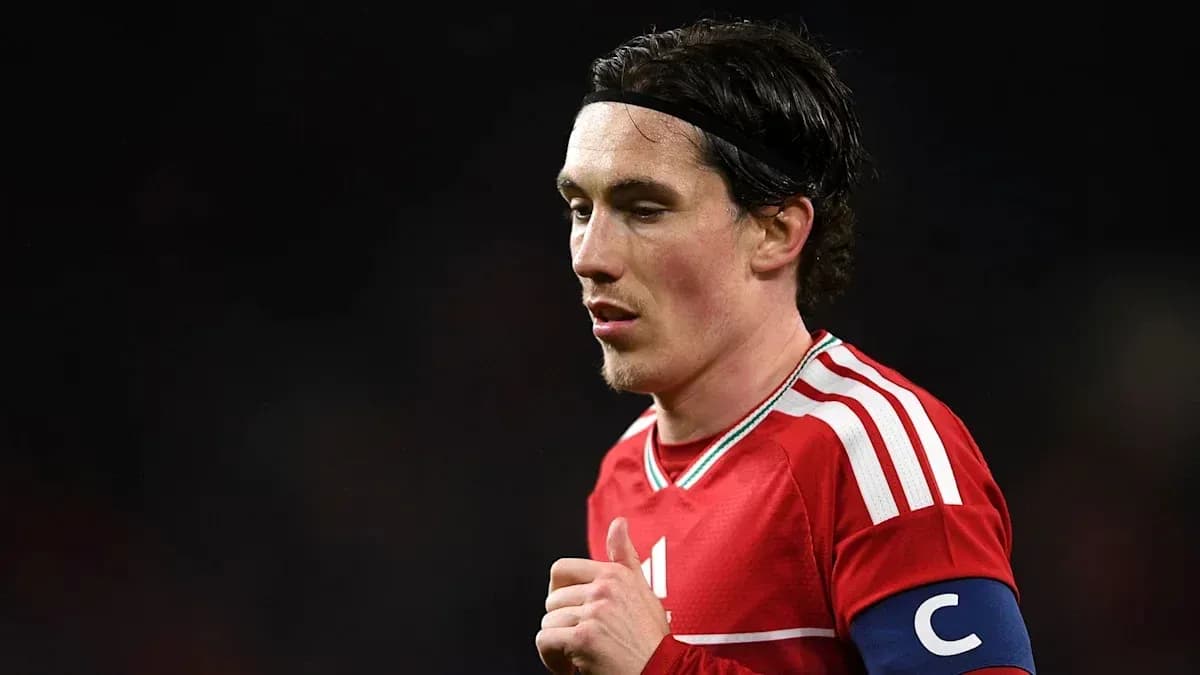Jugador con camiseta roja y cinta de capitán