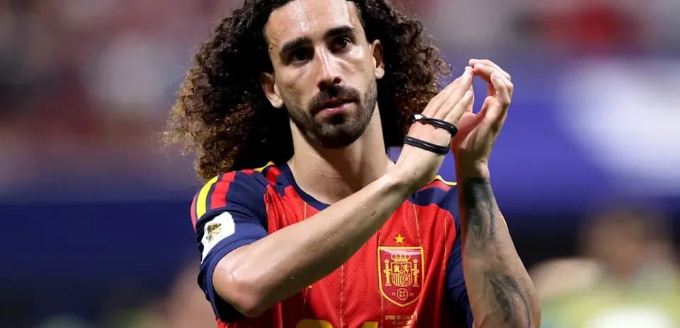 Jugador aplaudiendo en camiseta de España