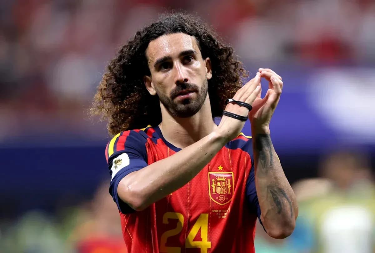 Jugador aplaudiendo en camiseta de España