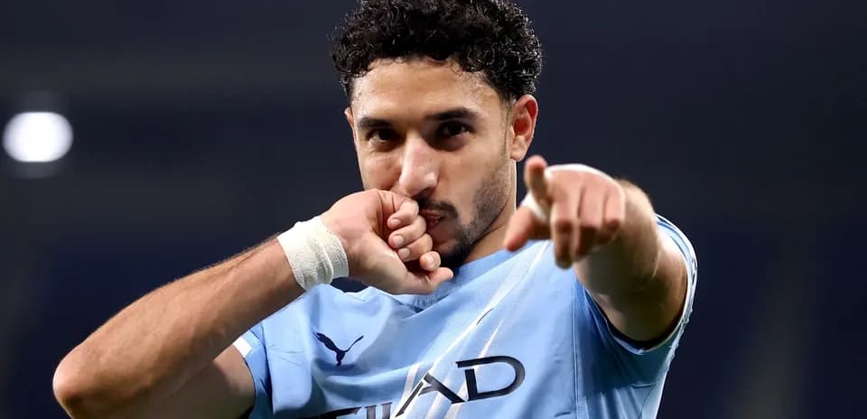 Jugador señalando tras anotar un gol
