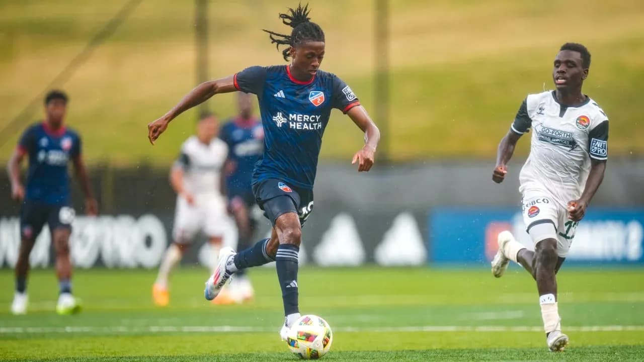 Un jugador de FC Cincinnati II en acción