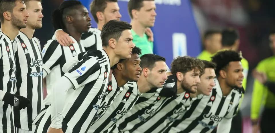 Jugadores de Juventus en formación antes del partido