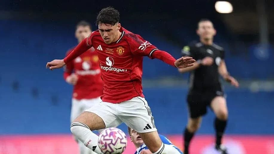 Jugador de Manchester United cayendo durante el partido