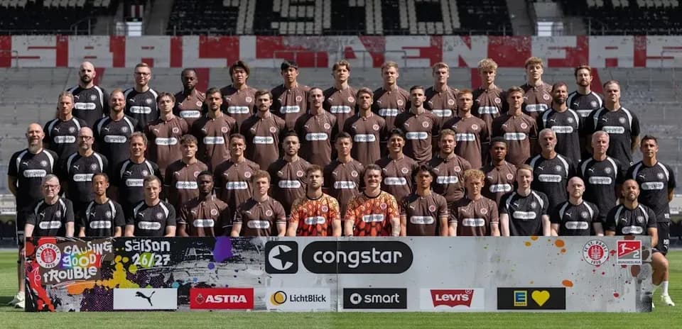 Equipo de fútbol posando en el estadio