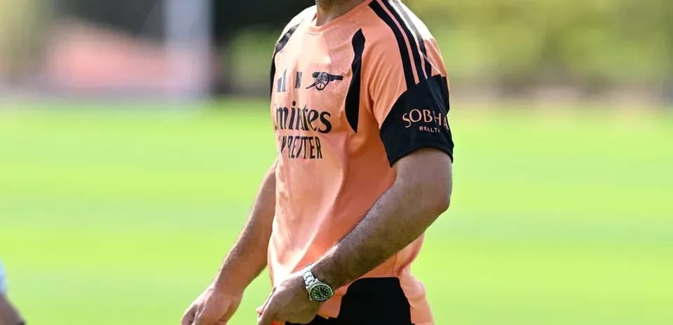 Entrenador sonriente durante sesión de entrenamiento