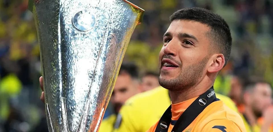 Jugador sosteniendo el trofeo de la UEFA Europa League