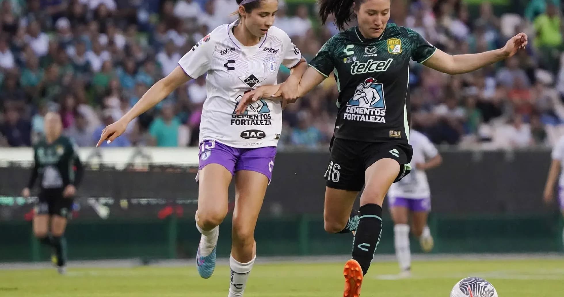 Dos jugadoras disputando el balón en un partido