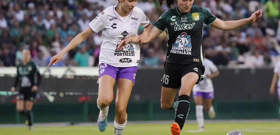 Dos jugadoras disputando el balón en un partido