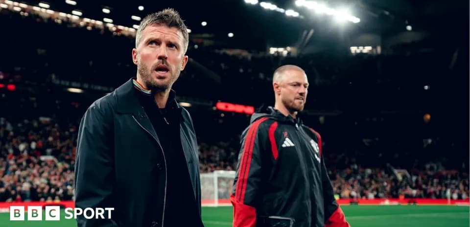 Entrenadores caminando por el campo en Old Trafford
