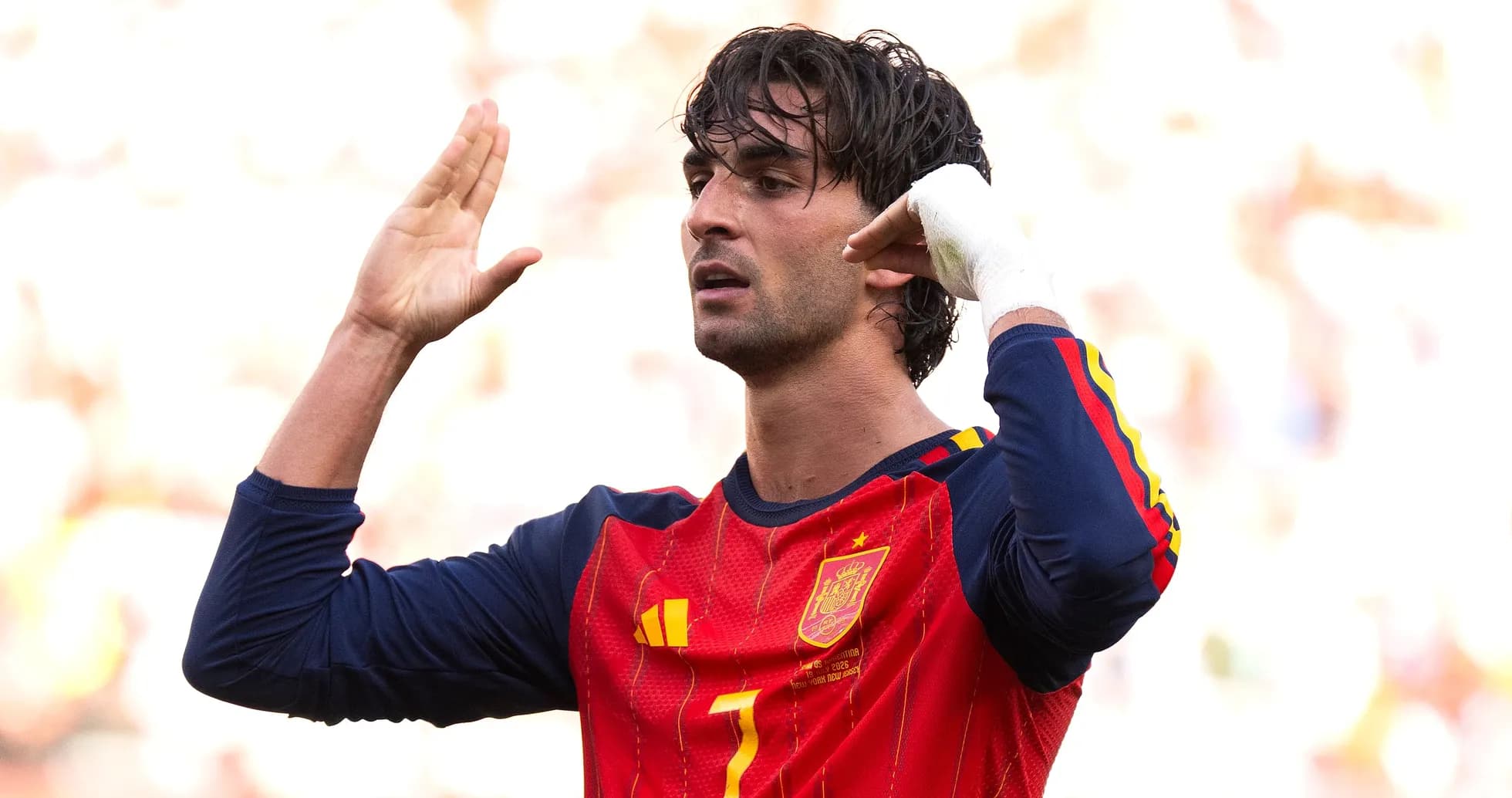 Jugador español señalando durante el partido