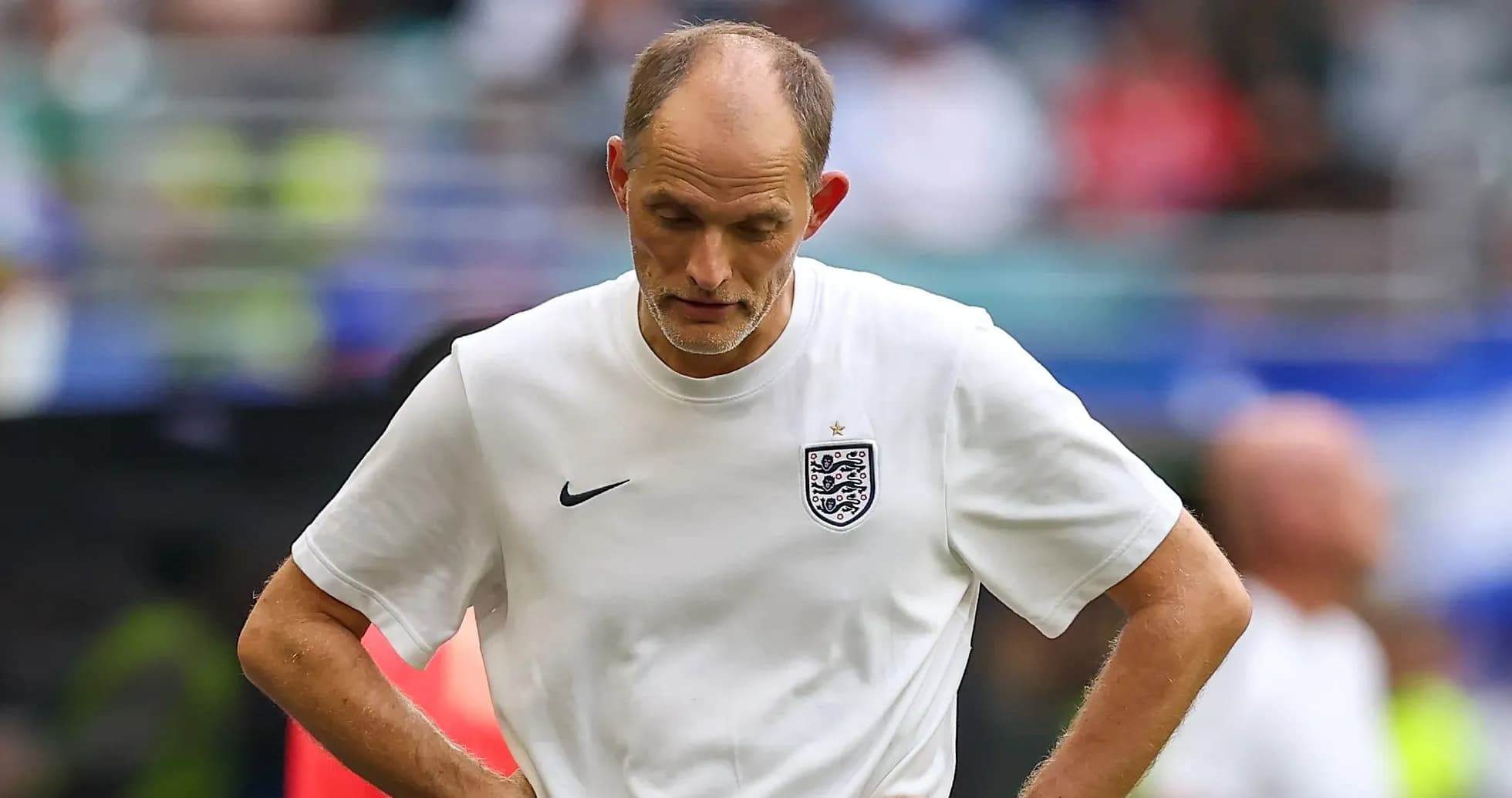 Entrenador con cabeza baja en partido de fútbol