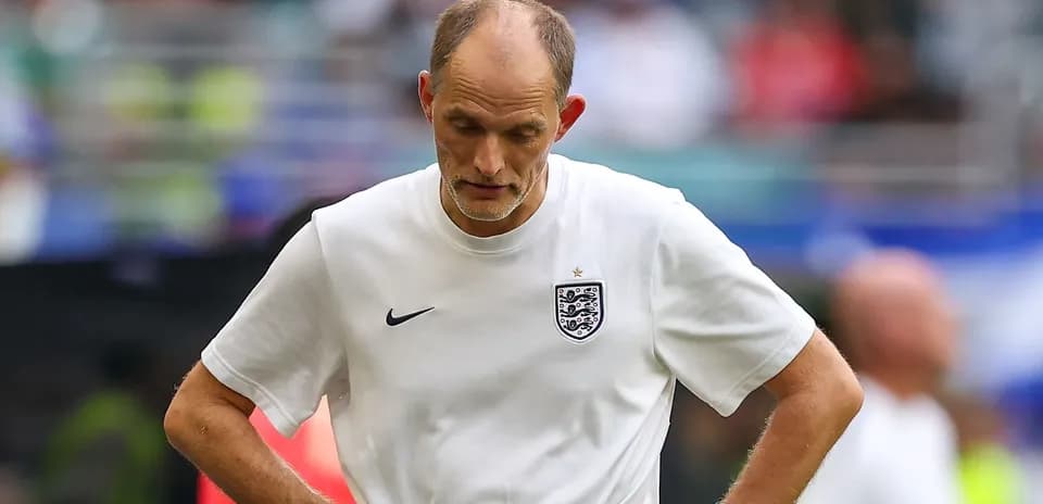 Entrenador con cabeza baja en partido de fútbol