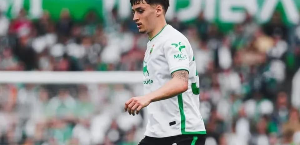 Jugador caminando en el campo durante partido