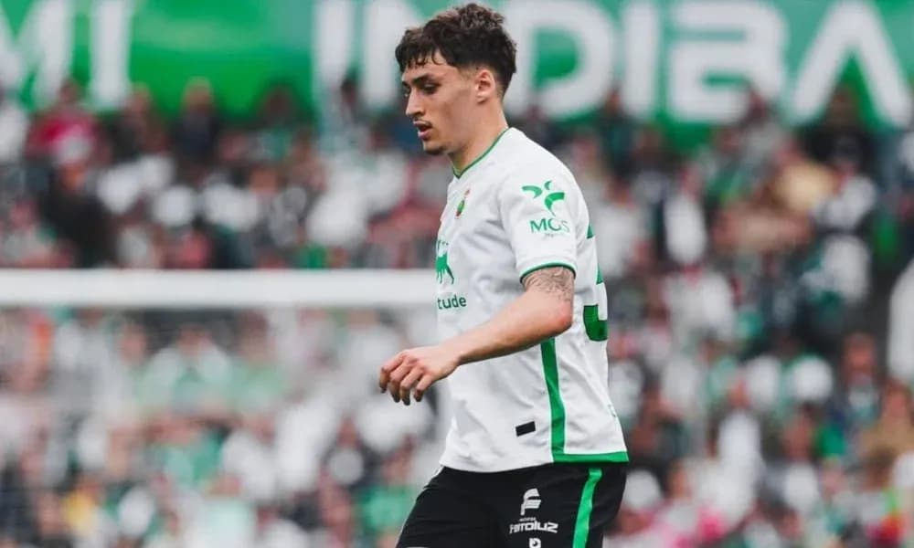 Jugador caminando en el campo durante partido