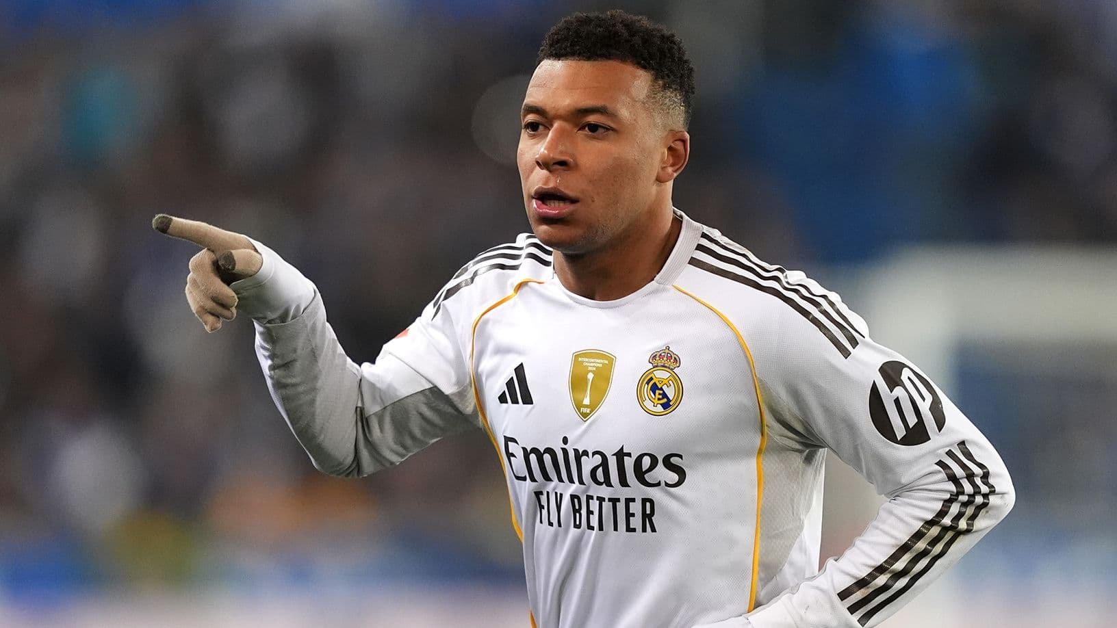 Jugador de Real Madrid señalando durante el partido