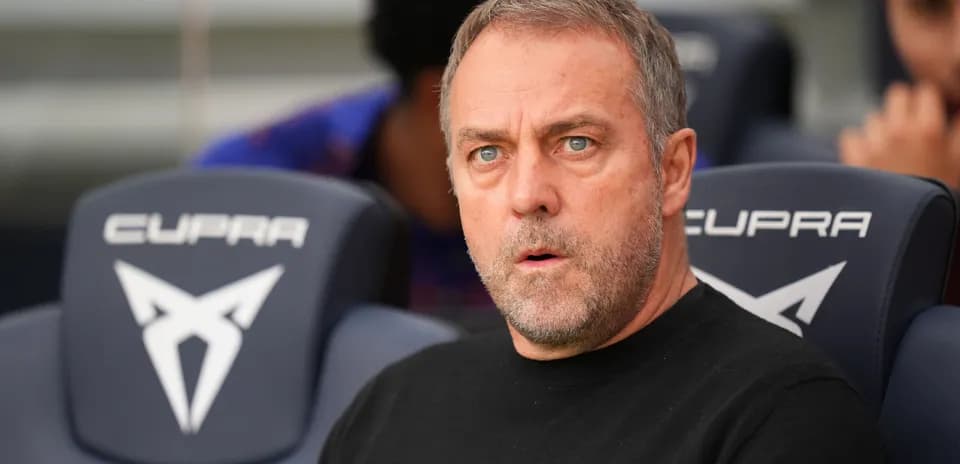 Entrenador en el banquillo durante el partido