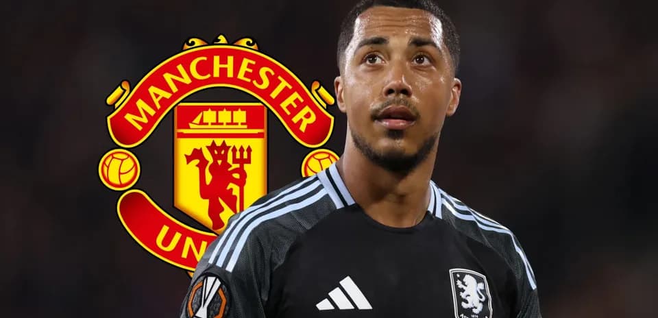 Jugador de Aston Villa con el logo de Manchester United