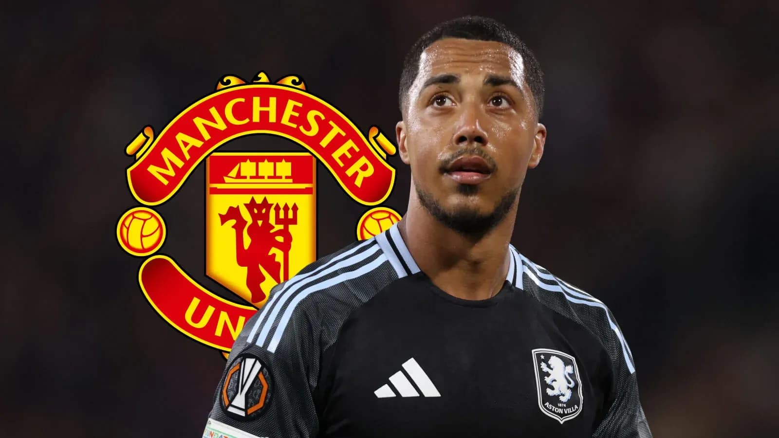 Jugador de Aston Villa con el logo de Manchester United