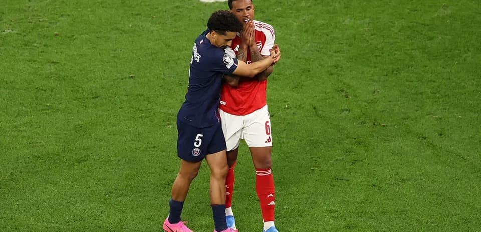 Jugadores de PSG y Arsenal en el campo de juego