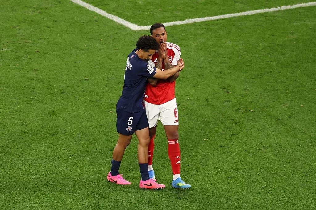 Jugadores de PSG y Arsenal en el campo de juego