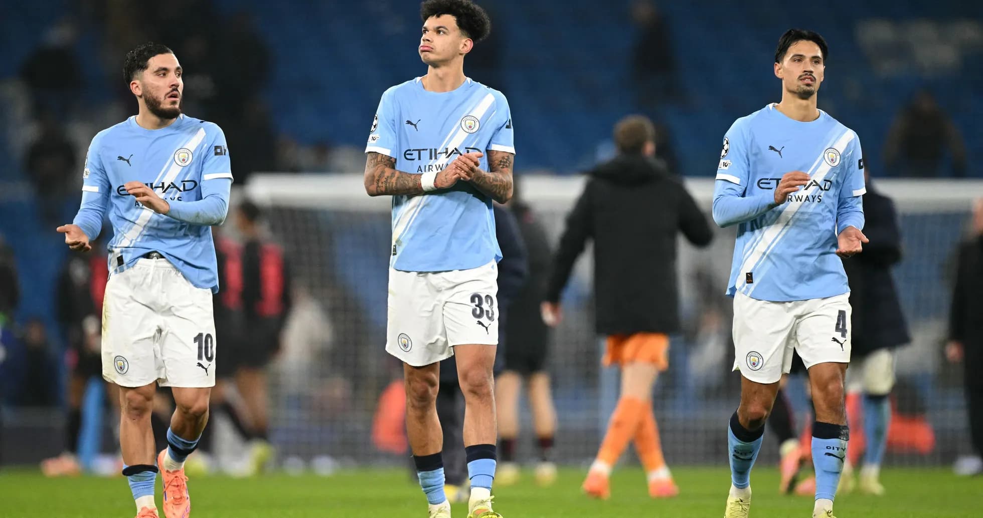 Jugadores de Manchester City caminando tras el partido