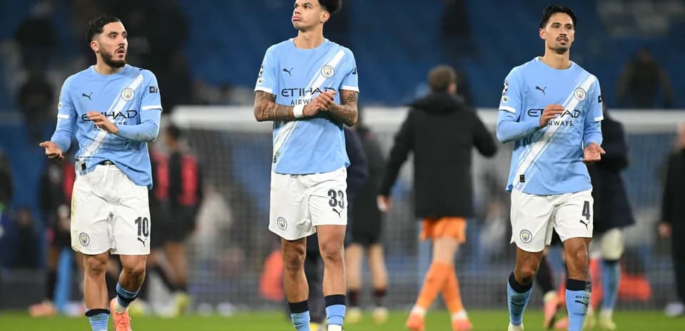 Jugadores de Manchester City caminando tras el partido