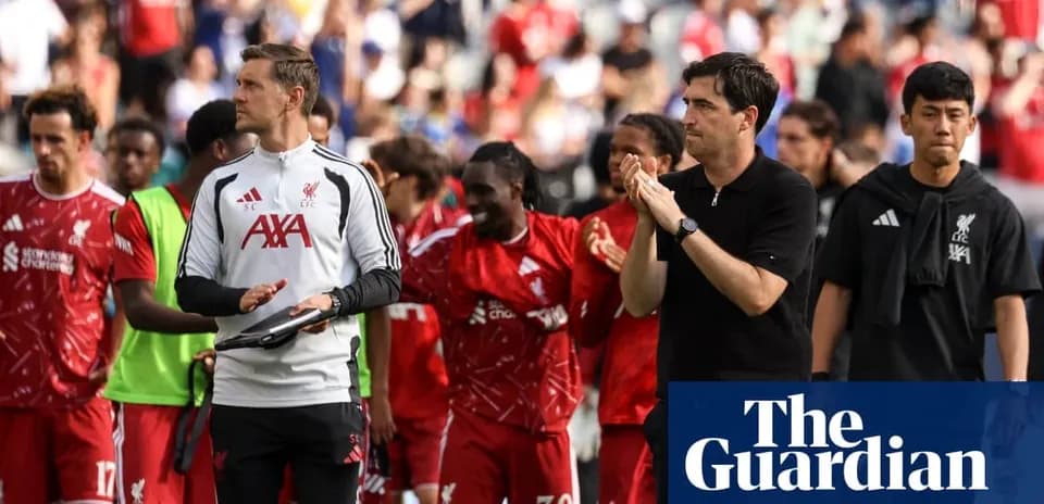 Jugadores de Liverpool saliendo del campo tras el partido