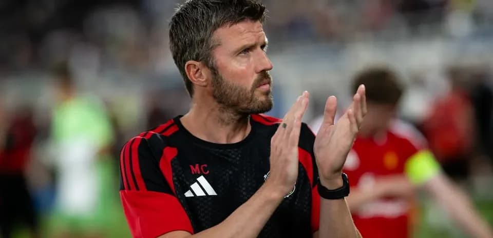 Entrenador aplaudiendo en el campo de fútbol