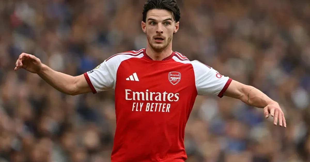 Jugador de Arsenal corriendo en el campo