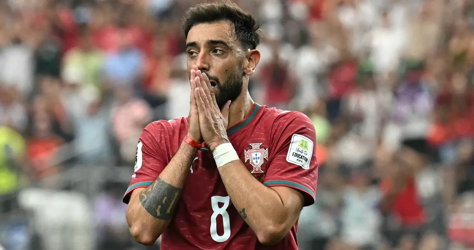Jugador de Portugal con camiseta roja durante el partido