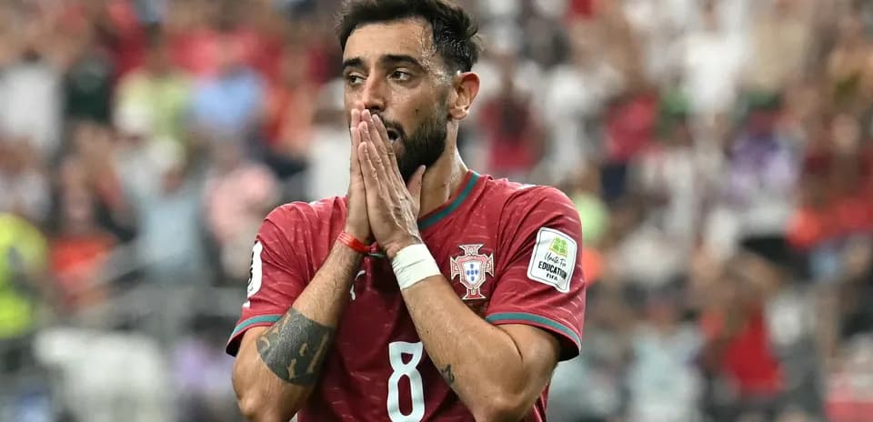 Jugador de Portugal con camiseta roja durante el partido