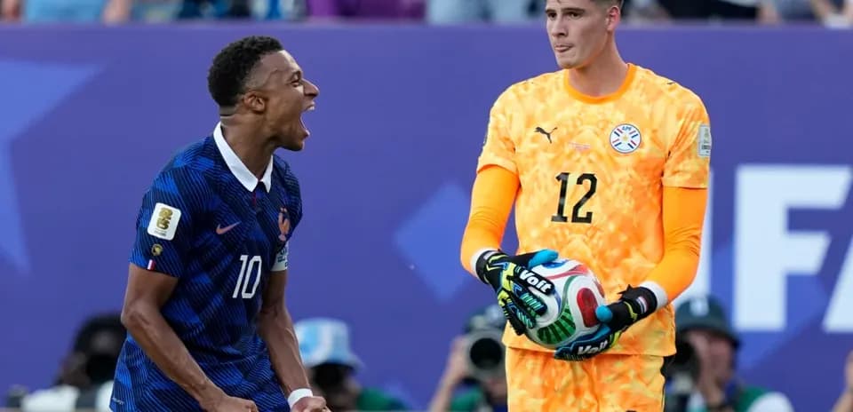 Jugador francés celebrando frente al portero paraguayo