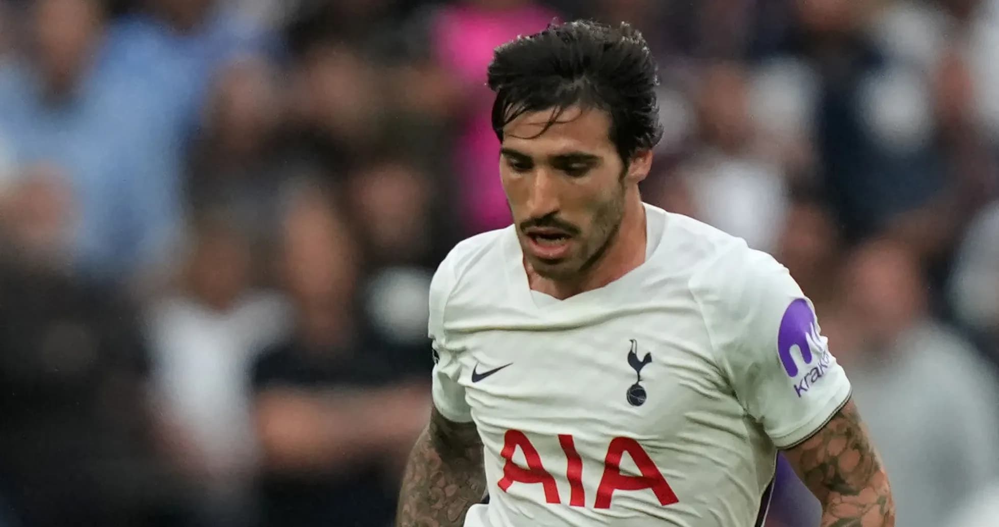 Jugador de Tottenham corriendo con balón durante el partido