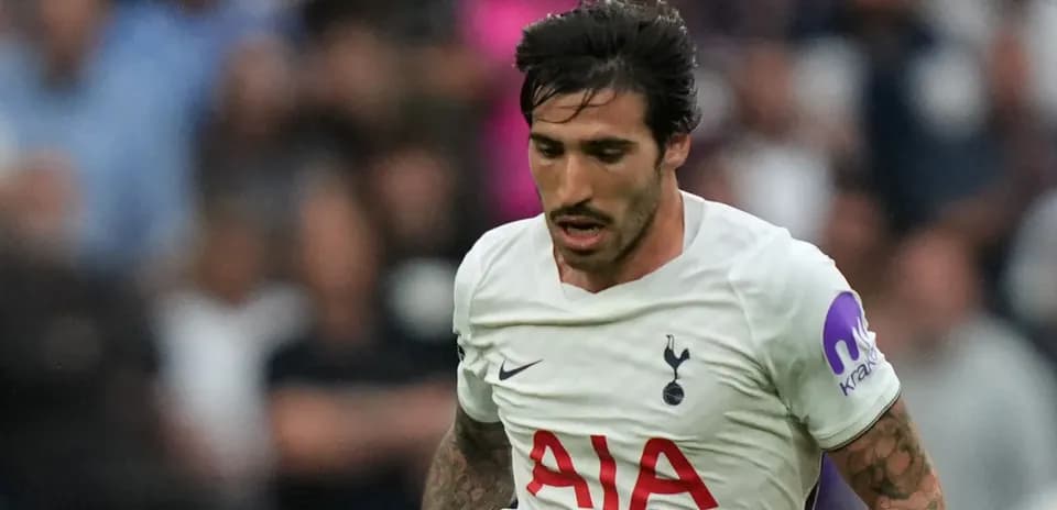 Jugador de Tottenham corriendo con balón durante el partido