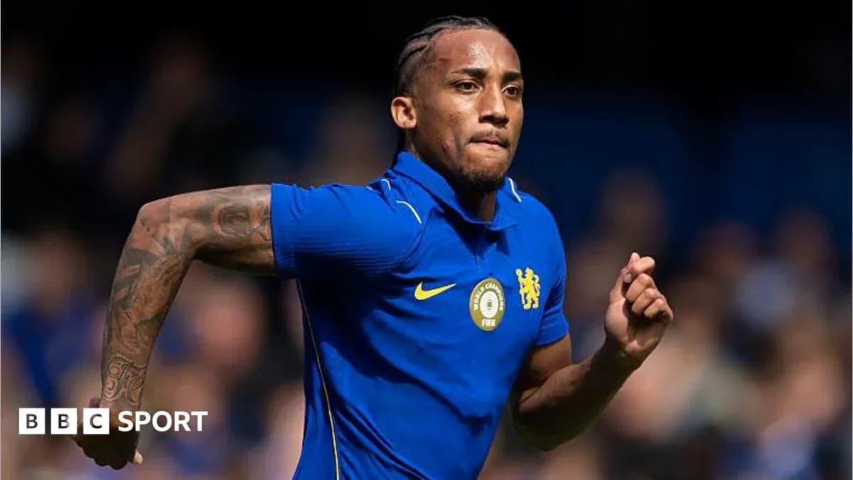 Jugador de Chelsea corriendo en el campo de fútbol
