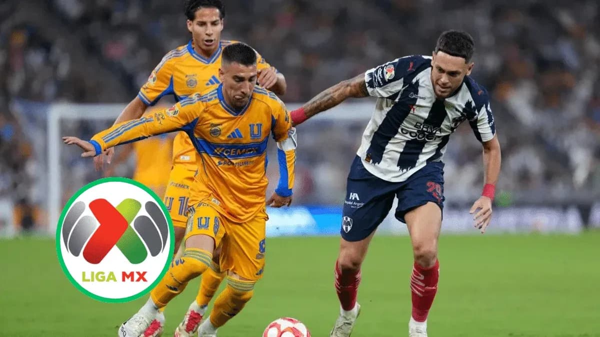 Jugadores de Monterrey y Tigres en acción