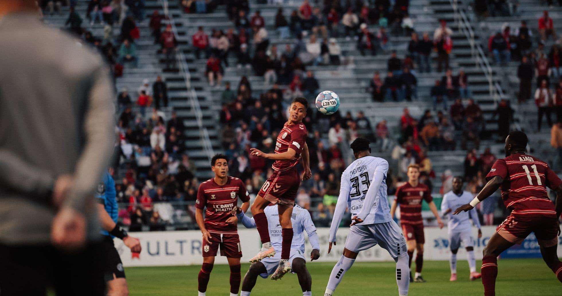 Jugador saltando para cabecear el balón en partido