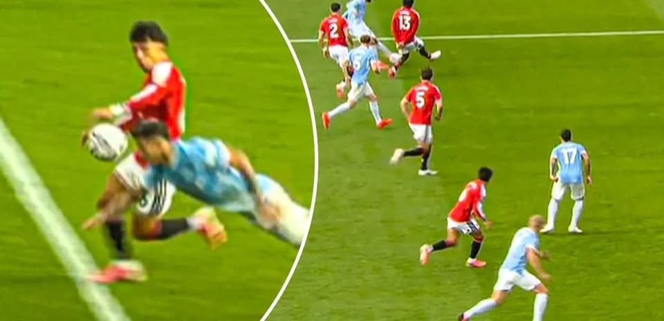 Jugador de Manchester United despejando el balón en el área