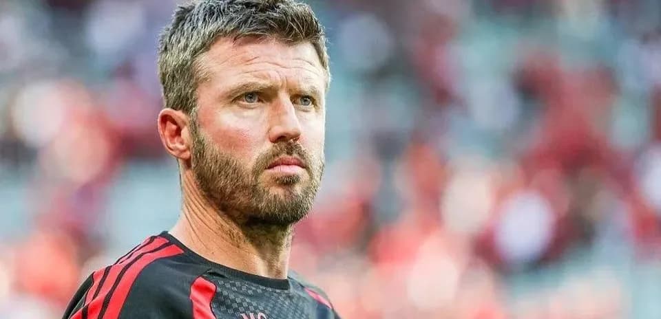 Entrenador observando durante un partido de fútbol