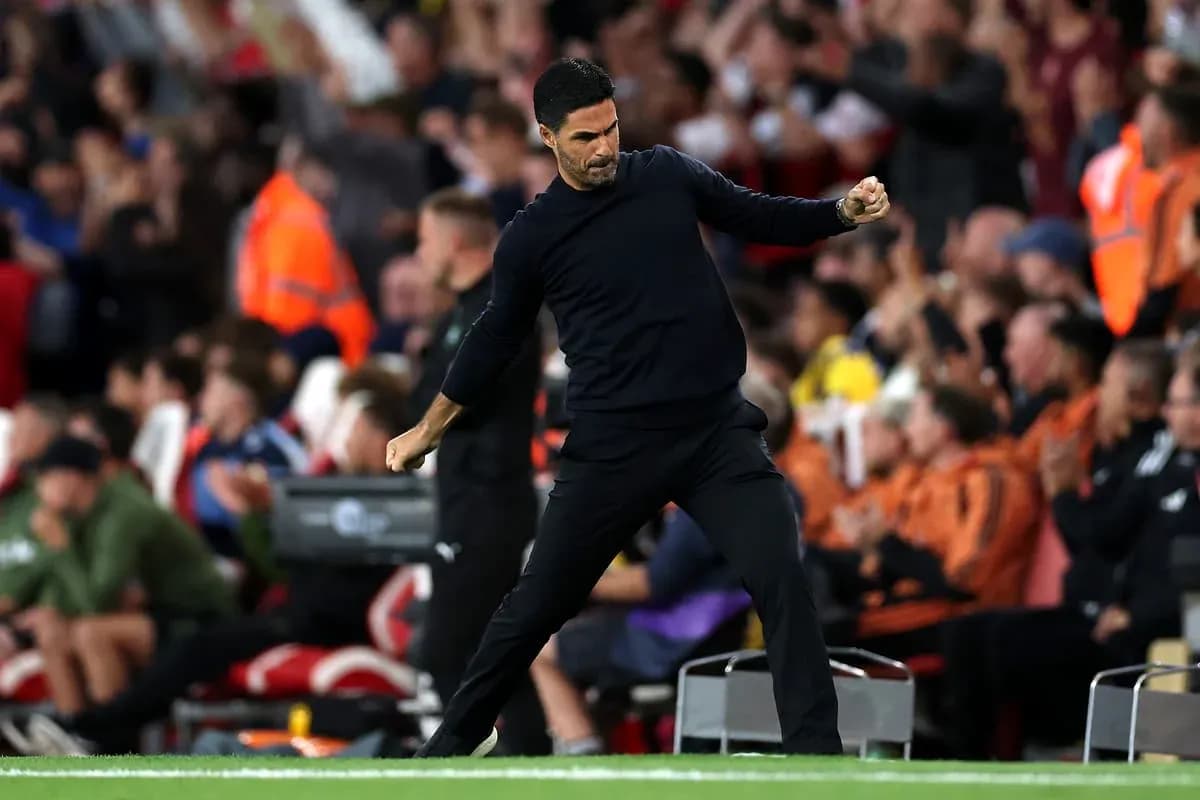 Entrenador gesticulando durante el partido en el banquillo