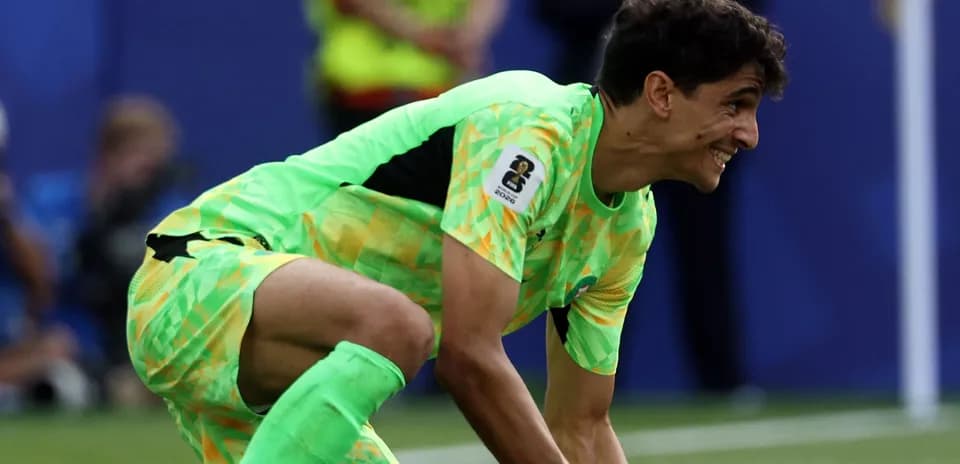 Portero recogiendo el balón durante el partido